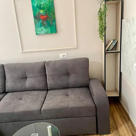 بيت للعطل Quite And Modern تيرانا