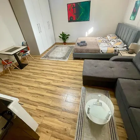 Quite And Modern * 地拉那